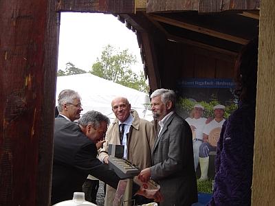 Ministerialdirektor und Landrat lassen sich die Landwirtschaft schmecken