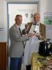 Herr Landrat Gaerte schöpft die Suppe