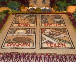 Erntedank - ein geschmückter Altar mit heimischen Gaben