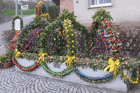 Österlich geschmückter Brunnen