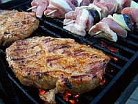 Saftiges Grillgut auf einem Holzkohlegrill Saftiges Grillgut auf einem Holzkohlegrill